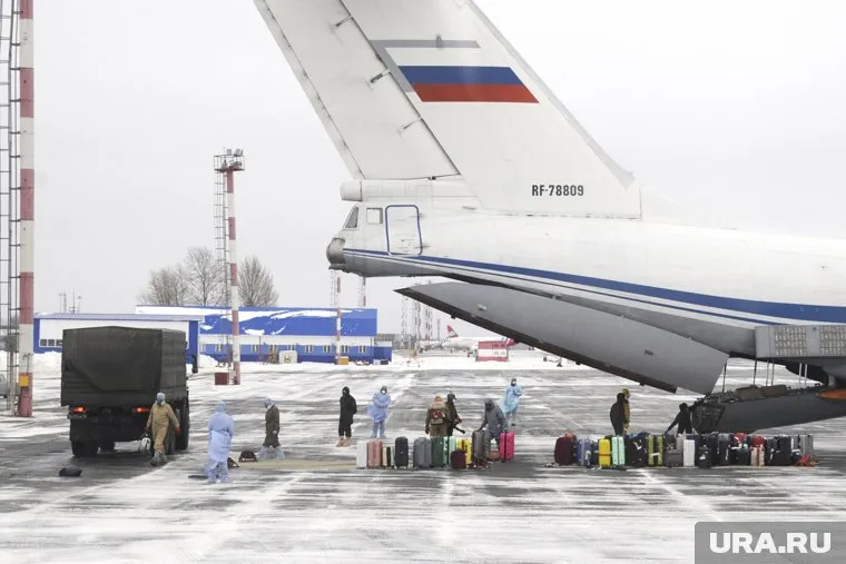 Багаж эвакуированных выгрузили из того же самолета, на котором они прибыли в Тюмень