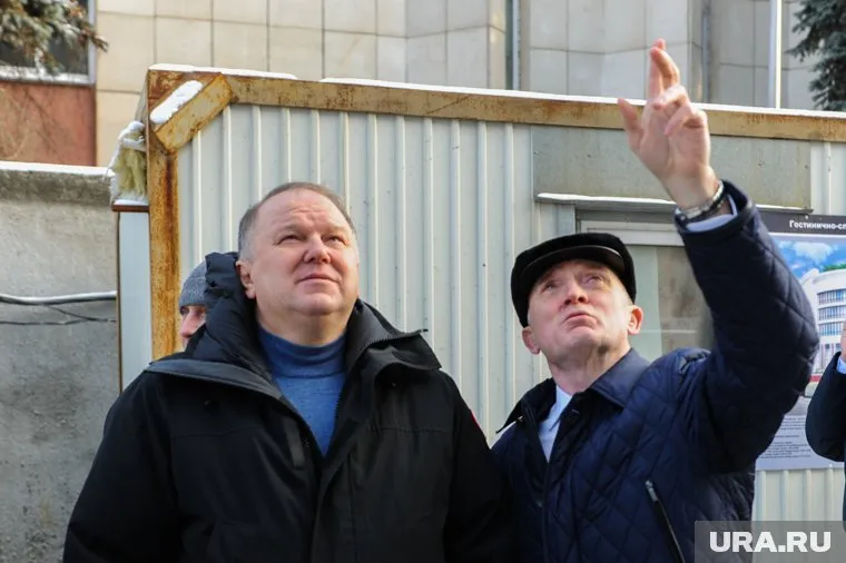 Цуканов (слева) просит Дубровского (справа) не срывать сроки