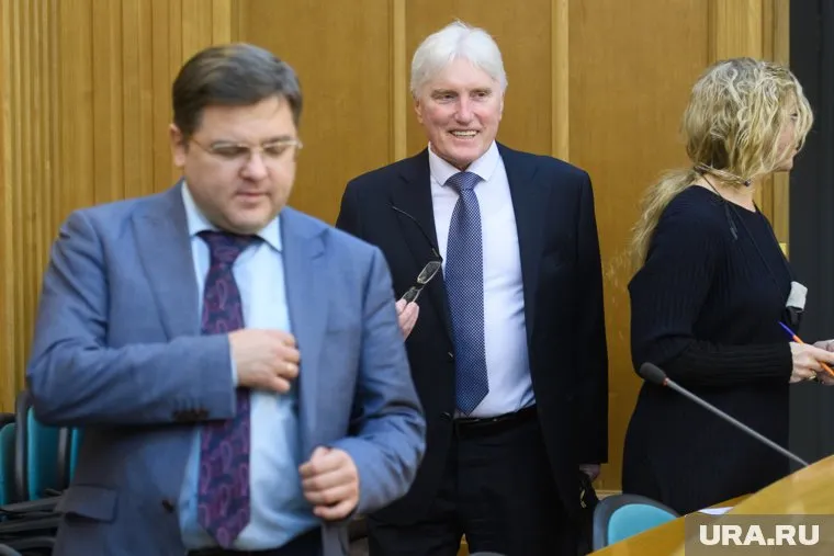 Илья Захаров (на переднем плане) и Анатолий Шарапов (сзади) — потерпевшие по делу о слежках за политиками