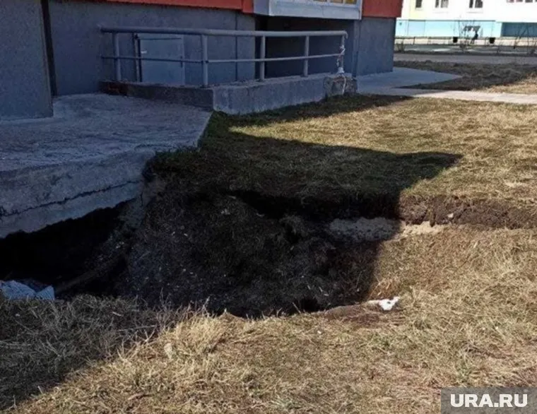 По словам жителей, грунт проваливается из-за выхода подземных вод
