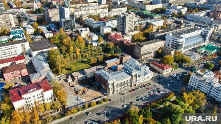 Строители снесли здание, но сохранили его фундамент