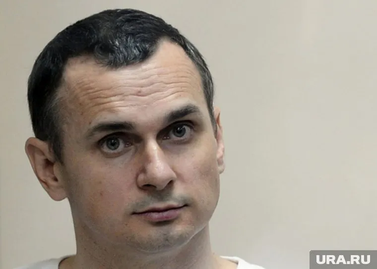 Осужденный получает необходимо питание с помощью капельниц