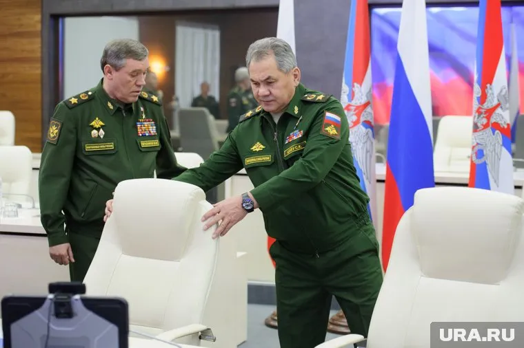 Сергей Шойгу доверил Валерию Герасимову руководство военными учениями
