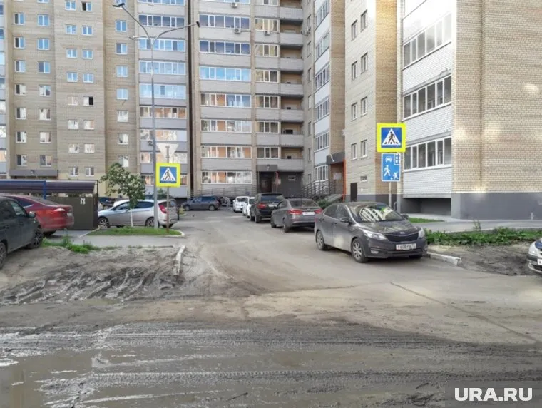 По словам представителей мэрии, подъездные пути к дому имеются