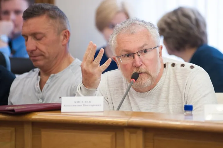 Восемьдесят третье заседание Екатеринбургской городской Думы. Екатеринбург, головин дмитрий, киселев константин, жест рукой