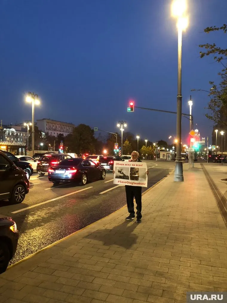 Активист вышел на пикет вечером 17 октября