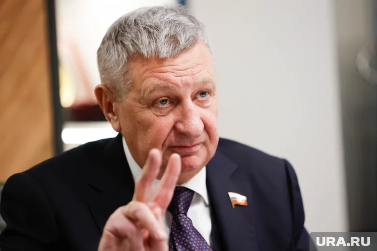 Сенатор Сергей Муратов искупался шесть раз в Крещенской проруби