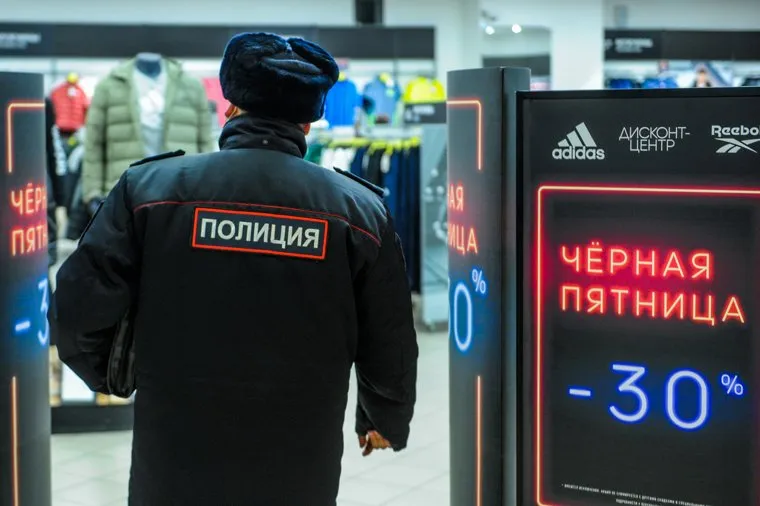Рейд по проверке соблюдения масочного режима и QR-кодов в ТРК. Челябинск