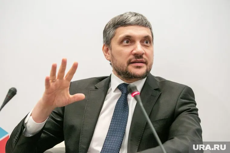 Губернатор Забайкалья Александр Осипов использовал одежду своей подчиненной в качестве носового платка