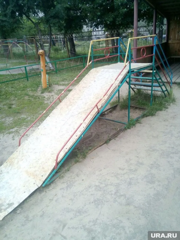 Оставленный без присмотра в детсаду ребенок с синдромом Дауна получил серьезную травму на этой горке