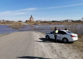 ГИБДД закрывает мосты в Свердловской области из-за наводнения