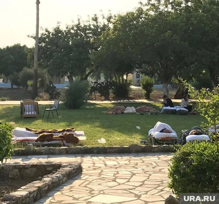 Спать туристам в некоторых отелях приходится на улице