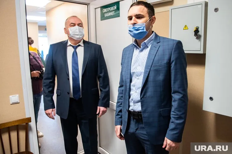 Министр здравоохранения Андрей Карлов (слева) отправил в Североуральск инспекторов