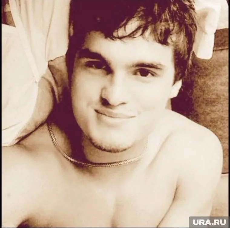 Его могли заковать в наручники и выкинуть в пруд