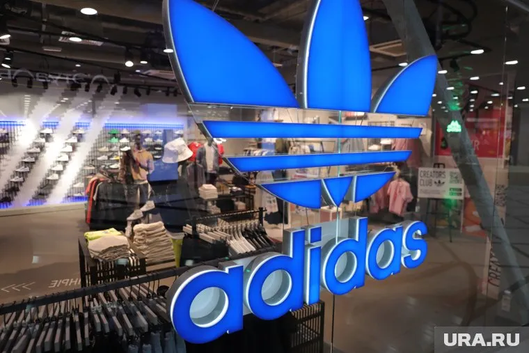 Adidas закроет розничные магазины в РФ