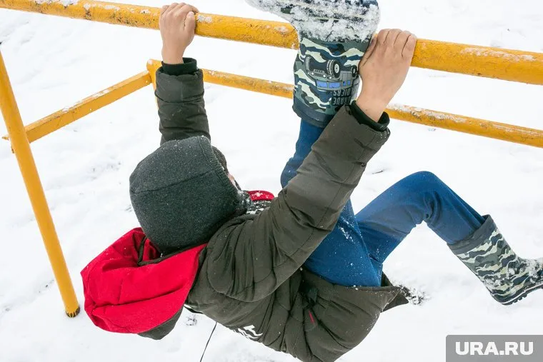 Школьники залезают на трубы и прыгают с них в сугробы