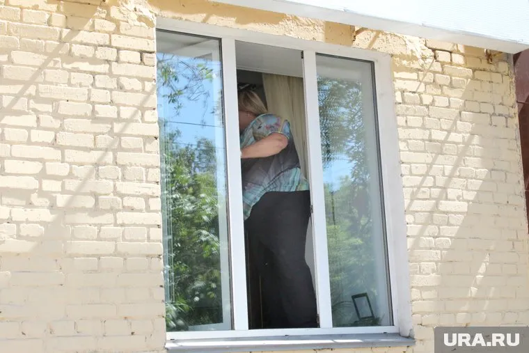 Женщина падала с высоты восьмого этажа