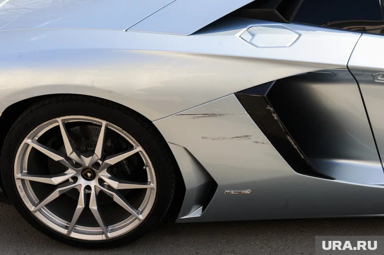 Ламборгини вспыхнуло после ДТП, указано в материале