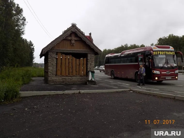Автобусная остановка "Кемпинг" на трассе Екатеринбург - Пермь. С одной стороны дороги садовые участки, с другой - популярный кемпинг "Мельница"