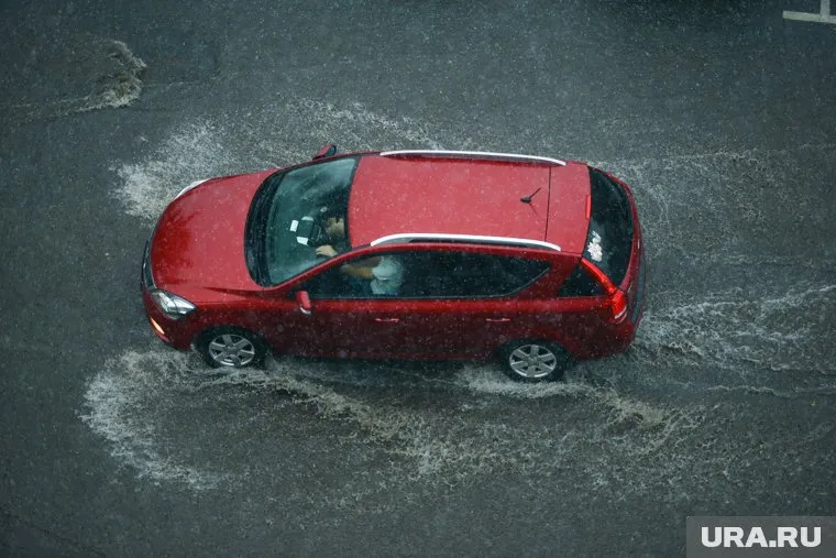 Ливень затопил дома и машины