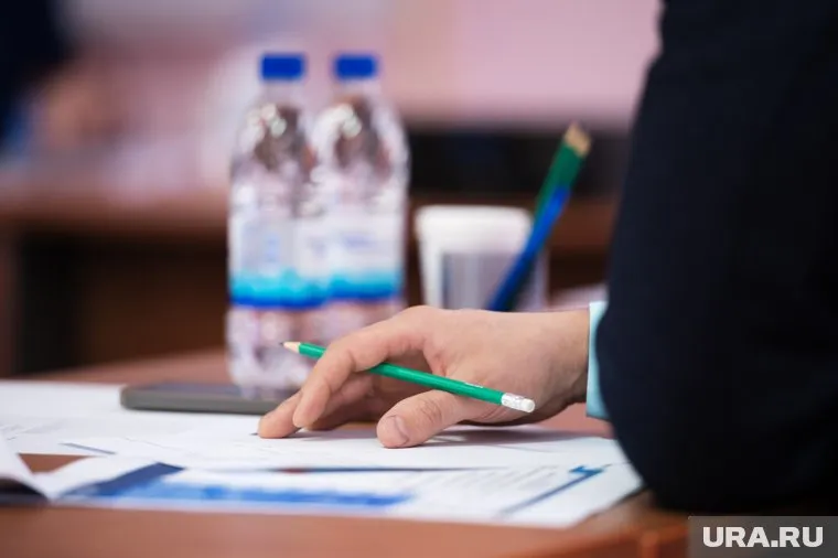 Мужчина работает в одной их городских префектур