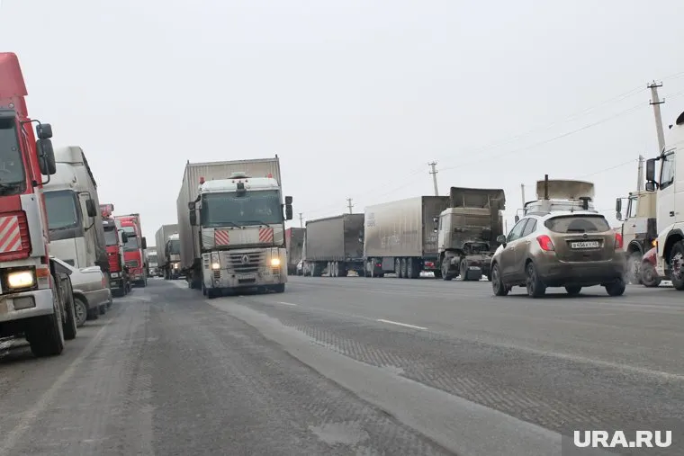 Водители стоят в пробке порядка пяти часов