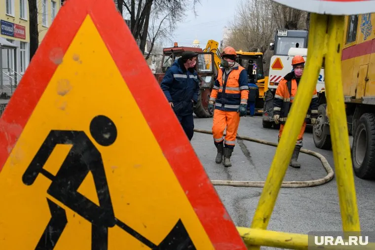 Пришлось перекрыть и одну из полос идущей мимо дороги (фото из архива)