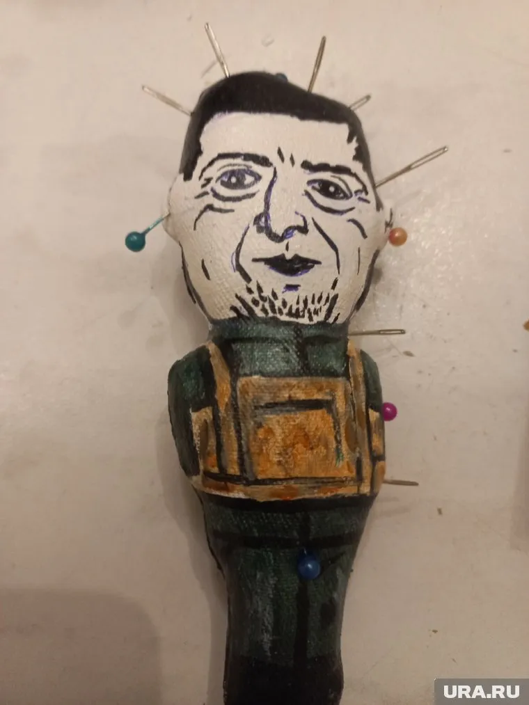 Жительница Кургана купила куклу Зеленского в стиле вуду на аукционе за 300 рублей