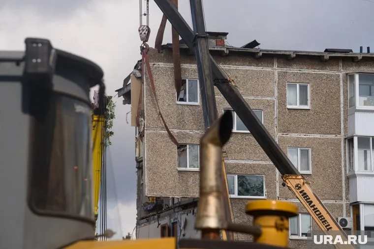 После взрыва в доме обрушились два подъезда, сейчас сносят все остальные