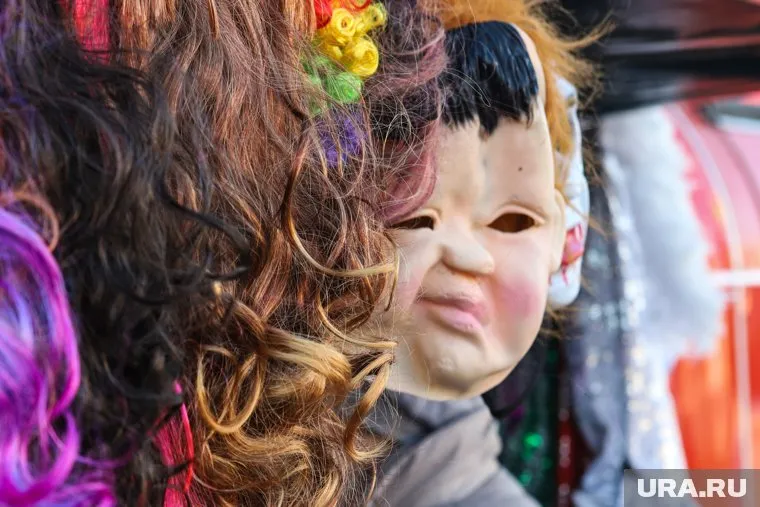 Светловолосый парик мужчина снял с манекена (фото из архива)