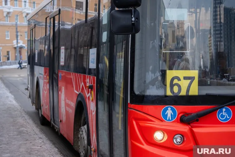 Водитель зажал ребенка дверью автобуса