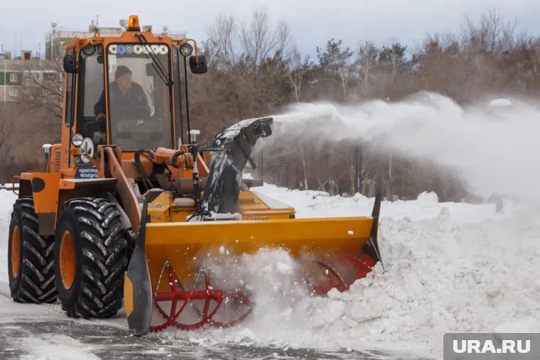 Дорожная техника выведена на уборку снега на региональных трассах