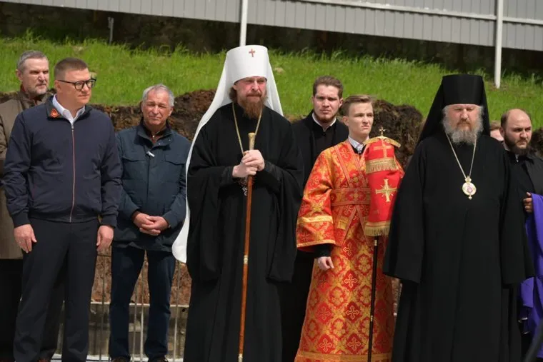 Правящий архиерей Алексий заложил камень в основание нового храма в Челябинске