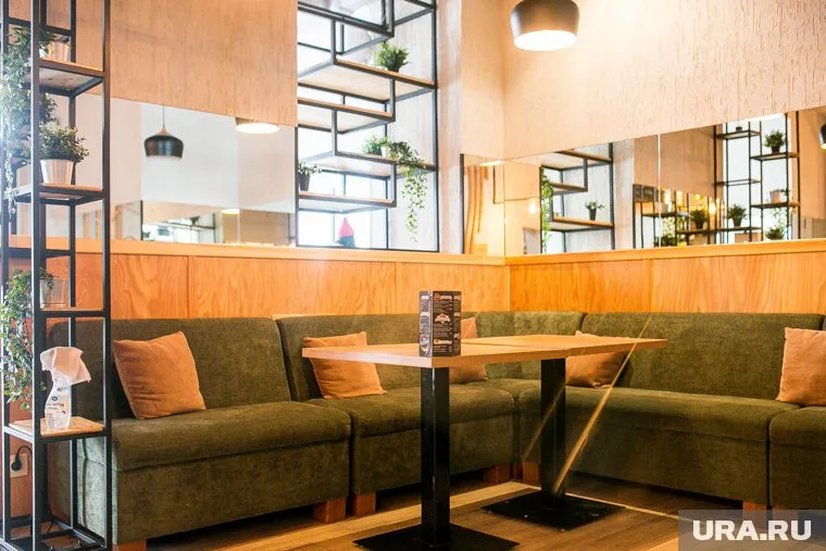 Кафе находится в детской зоне молодежно-развлекательного комплекса «Полярис»