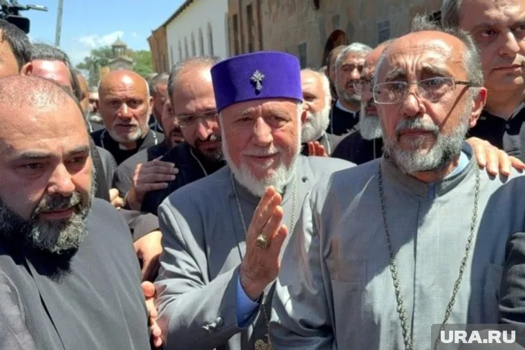 Католикос всех армян Гарегин II (в центре) и архиепископ Микаэл Аджапанян (справа)