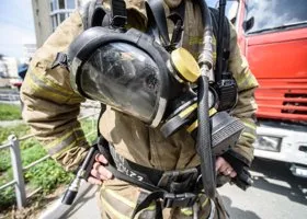 Под Екатеринбургом вспыхнула промзона, слышны взрывы