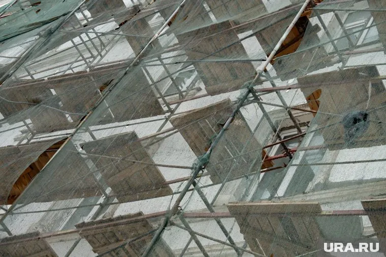 Мужчина упал с двухметровой высоты