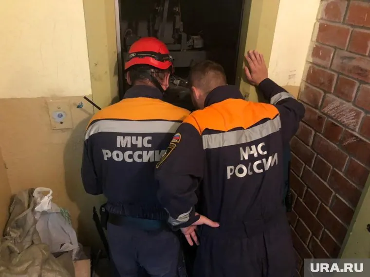 Пассажиров лифта спасали сотрудники МЧС