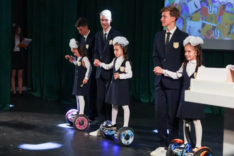 Россия. Екатеринбург. Торжественная линейка, посвященная Дню знаний (1 сентября) в Губернаторском лицее.