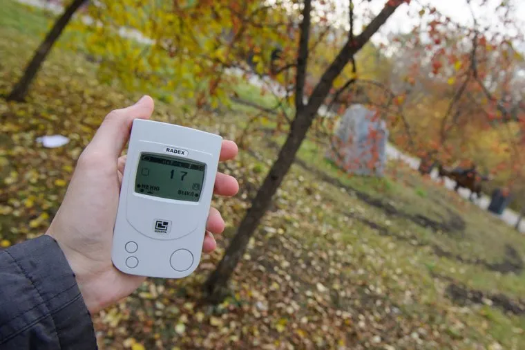 Замер радиационного фона на улицах Екатеринбурга, микрорентгены, замер радиации, дозиметр, аллея культуры
