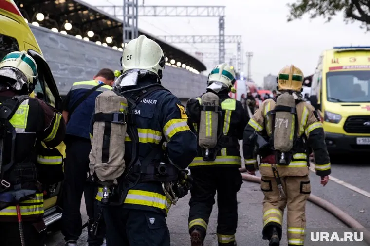 Сотрудники МЧС спасли из горящего здания шесть человек