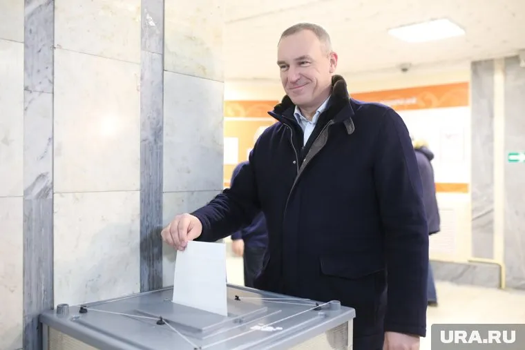 Руслан Кухарук проголосовал сразу после открытия участков