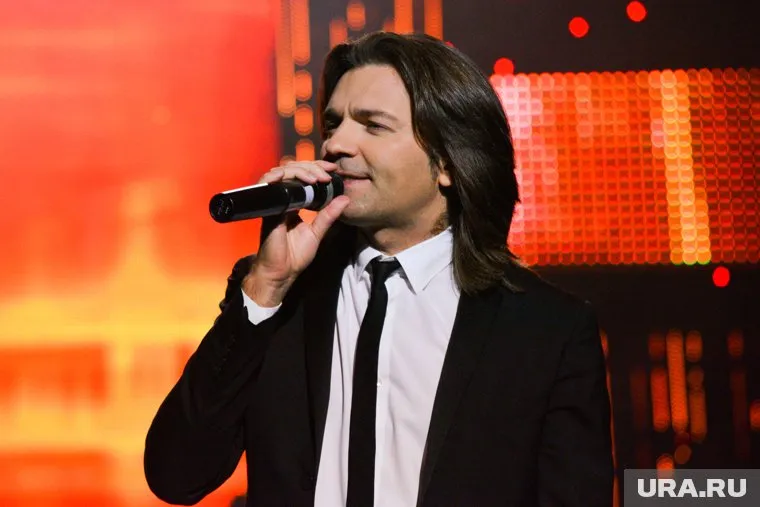 Поклонники бросились на помощь певцу