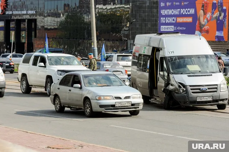 Маршрутку вытолкнуло на рельсы