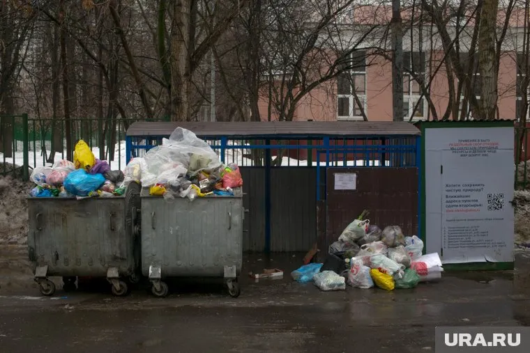 Жители пожаловались, что больше двух недель не видели мусоровозов