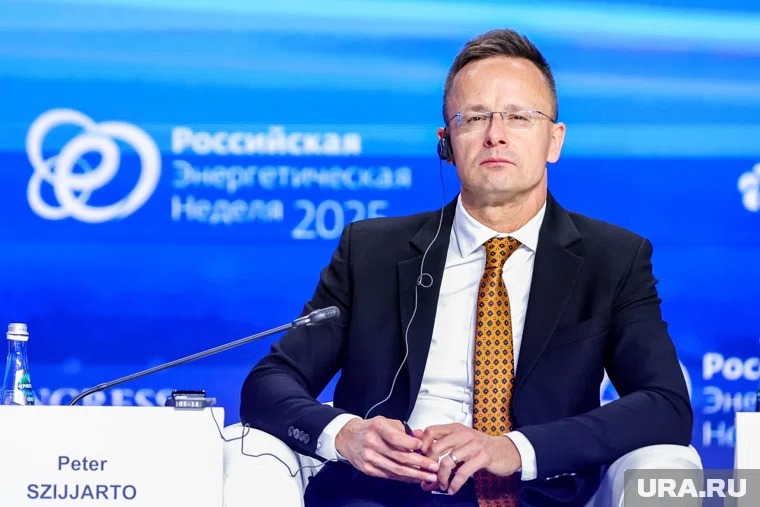 Перед началом переговоров Сийярто выступил на пленарной сессии конференции