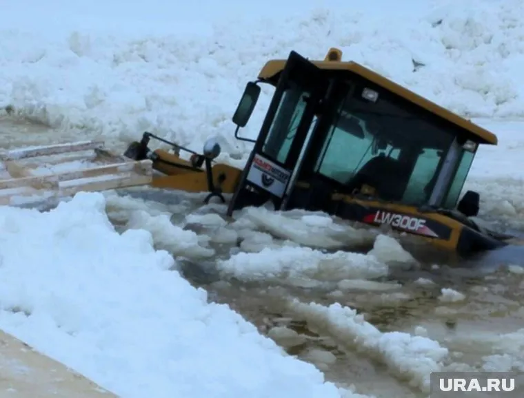 История с провалившимся под лед трактором на Ямале повторилась вновь (архивное фото)