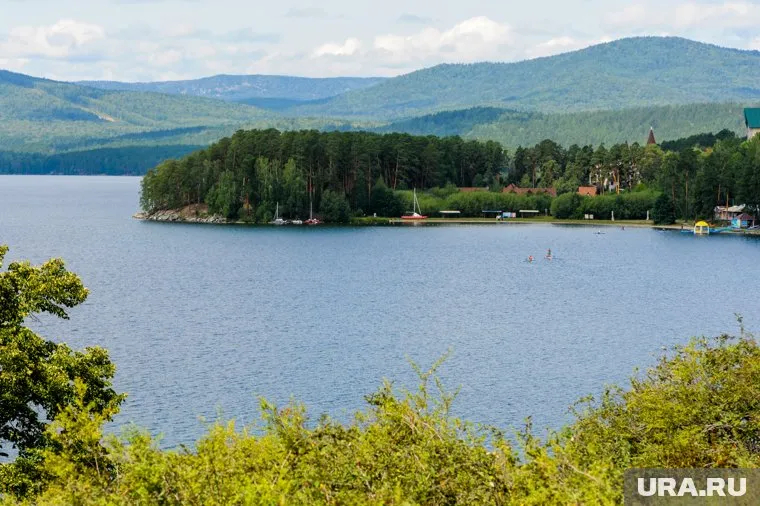 Стоимость аренды коттеджей на озерах начинается от трех тысяч