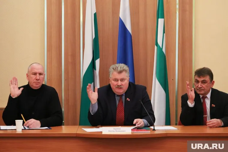 Депутат гордумы Яков Сидоров (слева) выступил с ответом на критику бывших однопартийцев