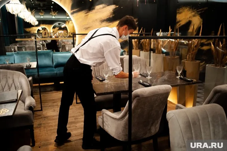 Сотрудники общепита в Курганской области стали получать меньше